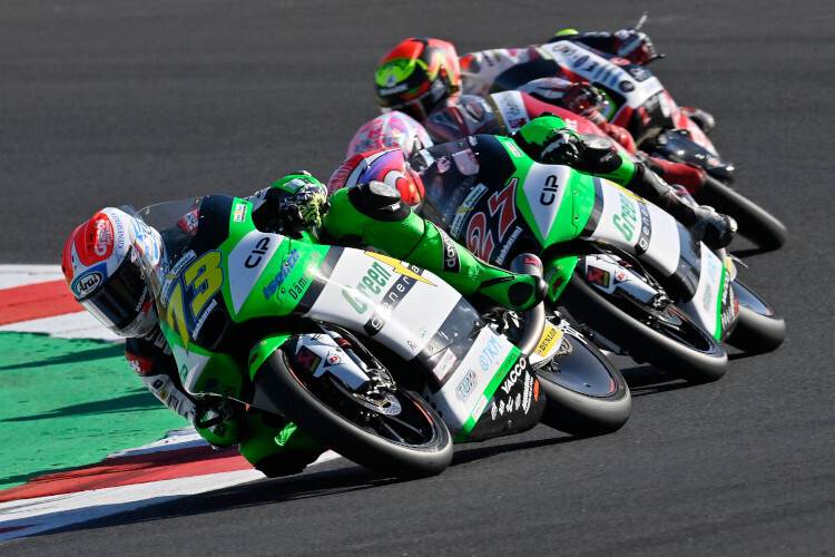 Max Kofler vor seinem Teamkollegen Kaito Toba