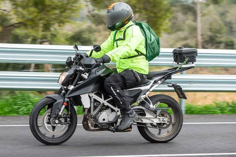 Prototyp der KTM 250 Duke: Neuer Gitterrohrrahmen, kunstvolle Aluschwinge mit Oberzug