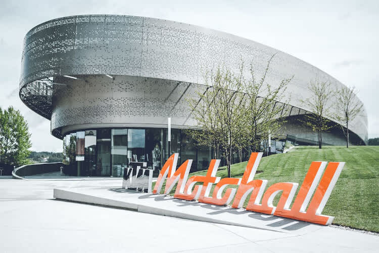 Innen wie außen ein Schmuckstück: Die KTM Motohall