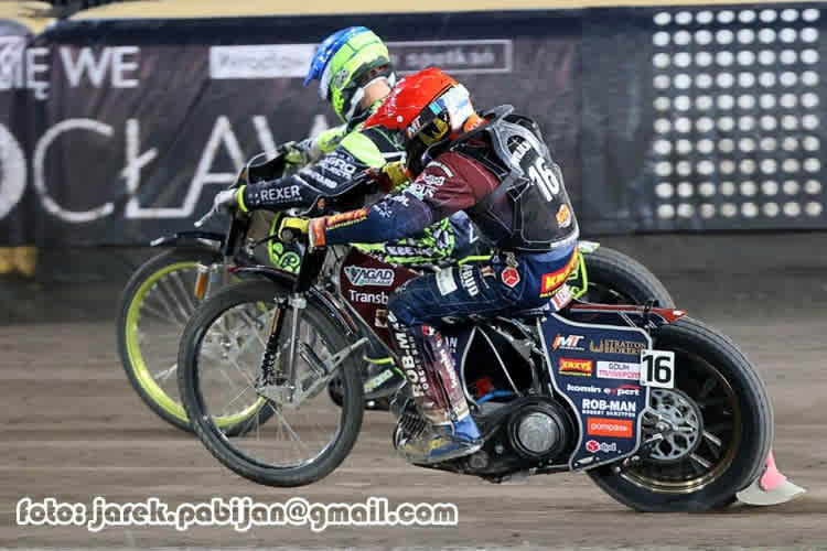 Der WM-Dritte Dominik Kubera (vorne) zählt zu den Favoriten