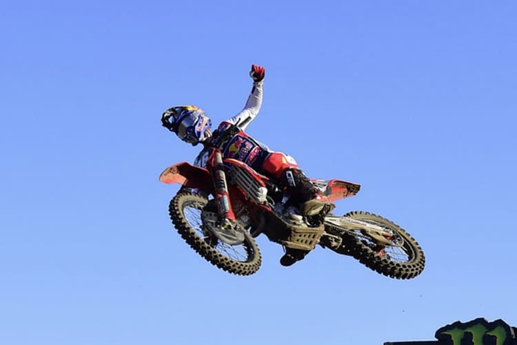 Simon Längenfelder gewann das Auftaktrennen der Saison in Matterley Basin