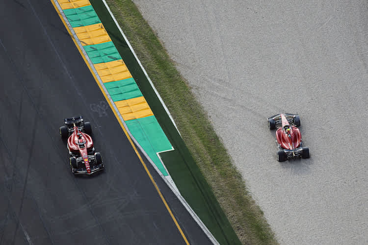 Glück und Leid: Der spätere Sieger Charles Leclerc fährt am gestrandeten Ferrari seines Teamkollegen Carlos Sainz vorbei