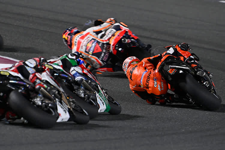 Iker Lecuona (KTM) hinter Bradl, verfolgt vom LCR-Duo