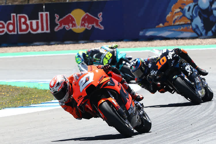 In prominenter Gesellschaft: Iker Lecuona (27) vor Marini und Rossi