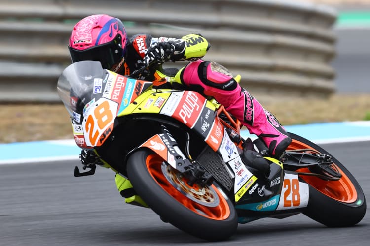 Lennox Lehmann (vorne) mit der einzigen KTM im Feld