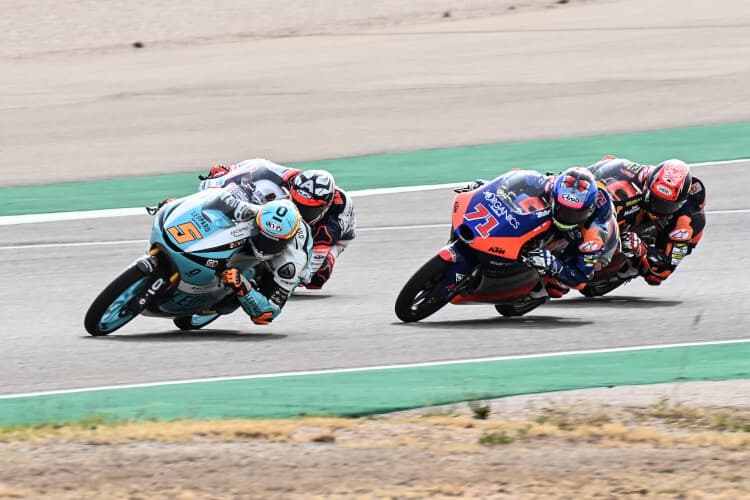 Die letzte Kurve: Jaume Masia setzt sich vor Sasaki und Toba durch, Arenas hat außen das Nachsehen