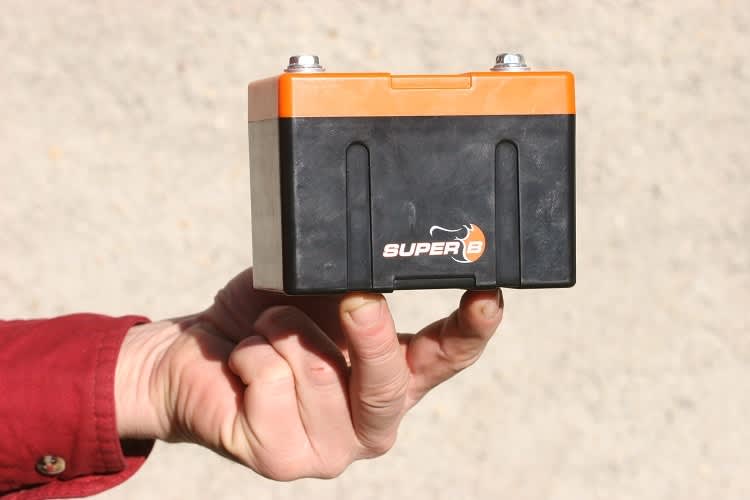 Mit einer Bleibatterie hätte es einem die Funger umgeknickt: Ein Lithium-Ionen-Akku ist vergleichsweise federleicht