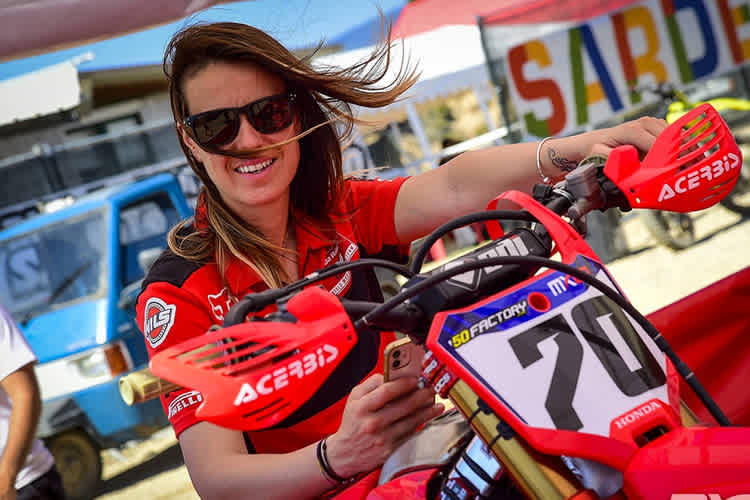 Team-Managerin Livia Lancelot schiebt das Bike von Ruben Fernandez zur technischen Abnahme