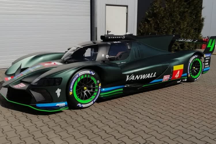 Das Vanwall LMH Hypercar auf dem Hof vor der Werkstatt in Greding