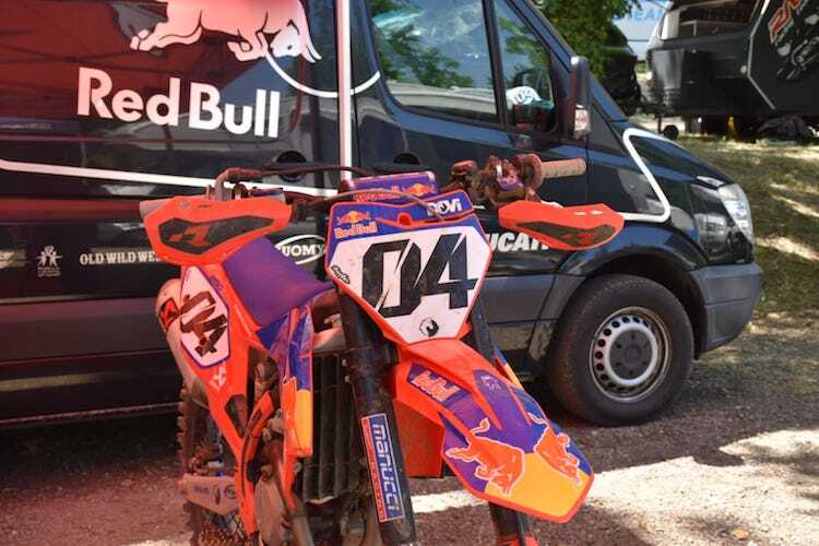 An Andrea Doviziosos Bike sind die Spuren des Crashs zu erkennen