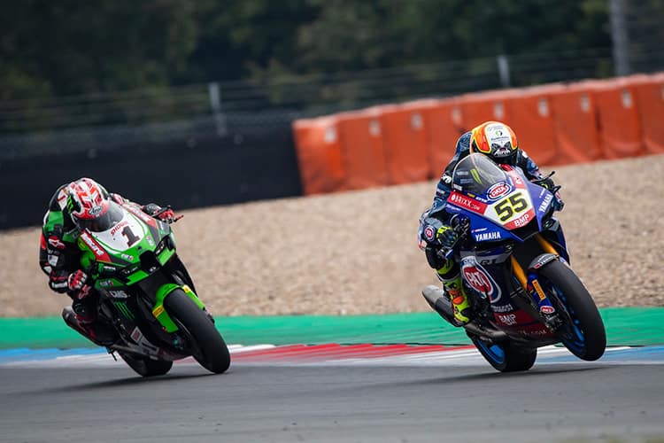 Andrea Locatelli vor Johnny Rea