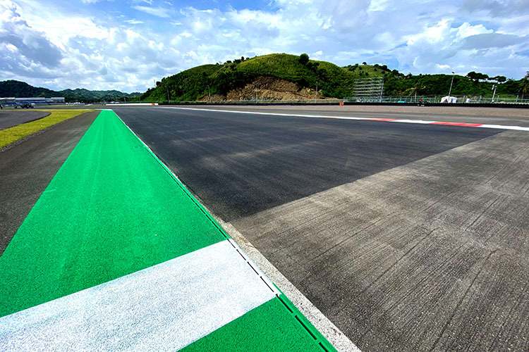 So sieht ein Übergang zwischen altem und neuem Asphalt aus