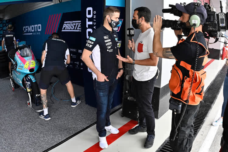 Tom Lüthi war in Katar auch ein gefragter Interview-Partner