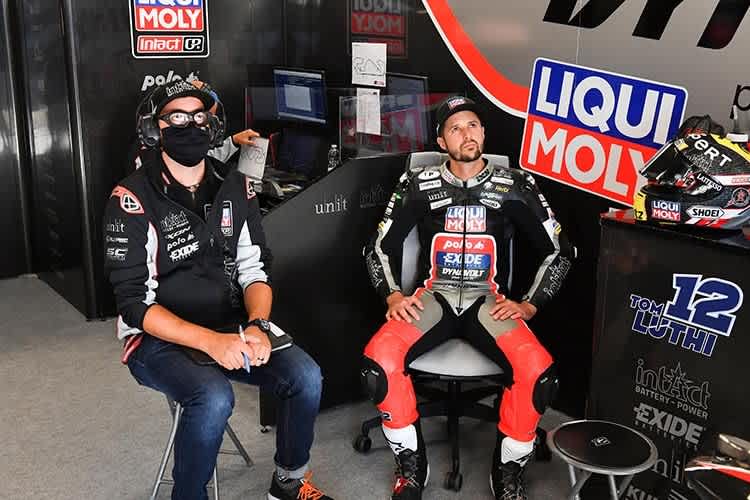 Tom Lüthi gestern in Catalunya mit Crew-Chief Michael Thier