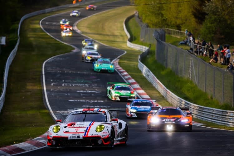 Ein Porsche 911 GT3 R auf der Nordschleife