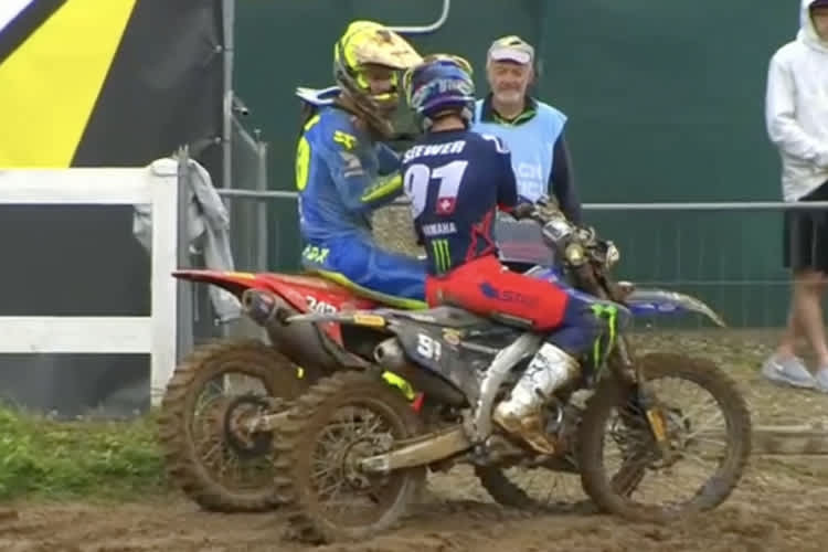 Tim Gajser und Maxime Renaux nach der Zieldurchfahrt des ersten Laufs in Maggiora