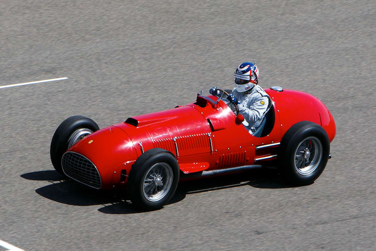 Nigel Mansell mit einem 1950er Ferrari in Bahrain 2010