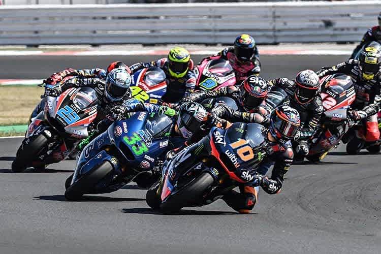 Nach dem Start: Luca Marini (10) vor Bastianini (33) 