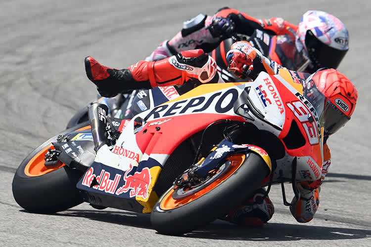 In der Zielkurve: Marc Márquez rutscht weg, Aleix Espargaró wetzt innen durch auf Platz 3