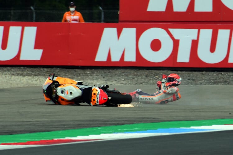 Der Sturz von Marc Márquez am Samstag in Assen