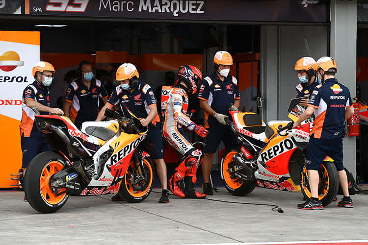 Marc Márquez beim Bike-Wechsel im Q2 vor dem ersten Crash