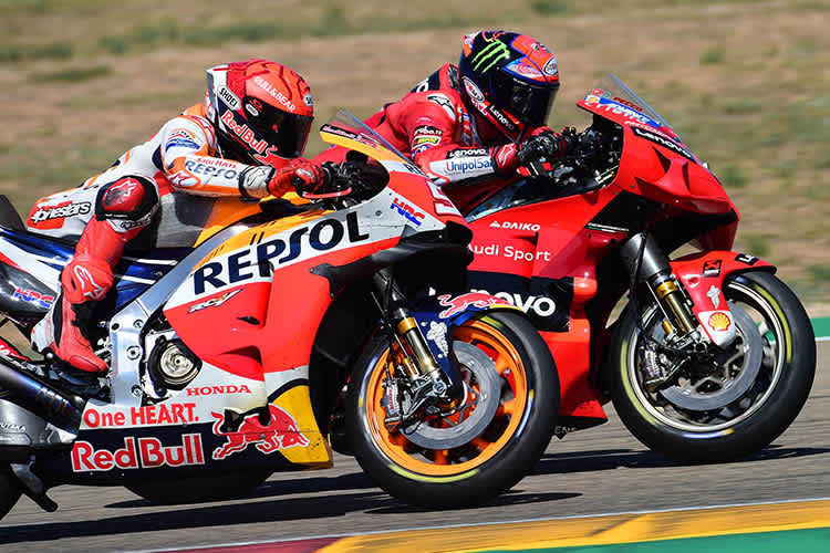 Da hielten die Fans den Atem an: Marc Márquez greift Bagnaia an