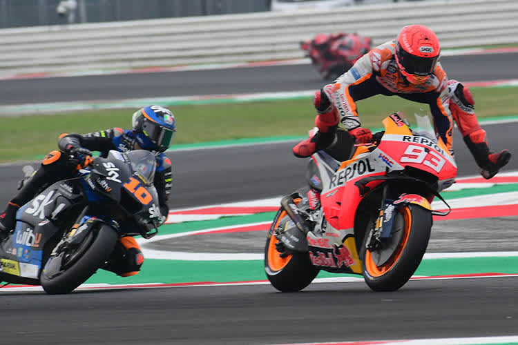 Marc Márquez verhindert in spektakulärer Manier einen Abflug 