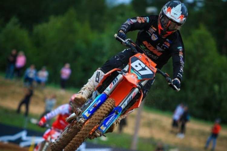 Völlig erschöpft beenden manche Teilnehmer vorzeitig die Dakar. Hier Eric Martinez