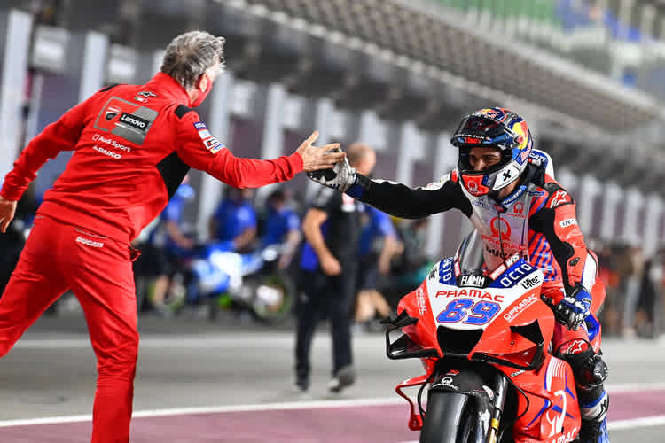 Sportdirektor Paolo Ciabatti gratuliert Jorge Martin