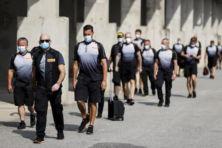Die Renault-Truppe am Red Bull Ring, natürlich mit Masken