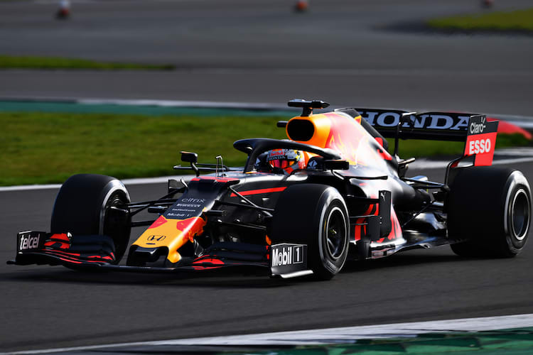 Max Verstappen (links) in einem orangefarbenen Lotus 79
