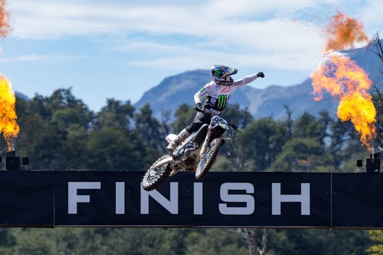 Maxime Renaux jubelte in Neuquen über seinen ersten Sieg in einem MXGP-Wertungslauf