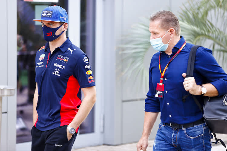 Max und Jos Verstappen im Februar 2020 bei den Wintertests in Spanien