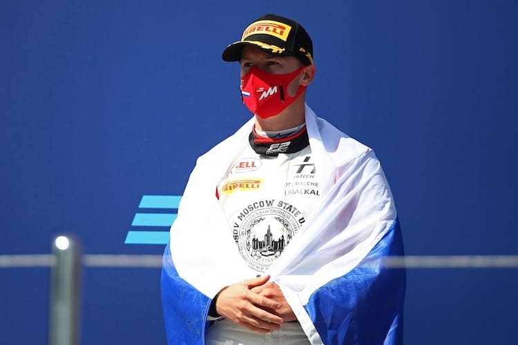 Die Russland-Flagge darf Nikita Mazepin in der Formel 1 nicht mehr zur Schau stellen, in der Formel 2 bleibt das erlaubt