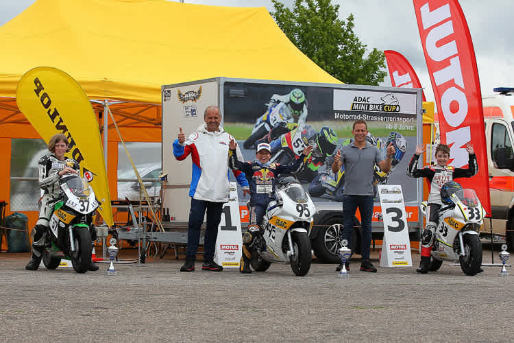 Stefan Bradl (2.v.re.) feiert mit