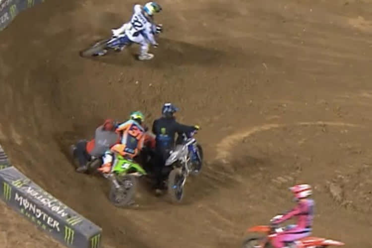 Cameron McAdoo erfasst einen Sanitäter