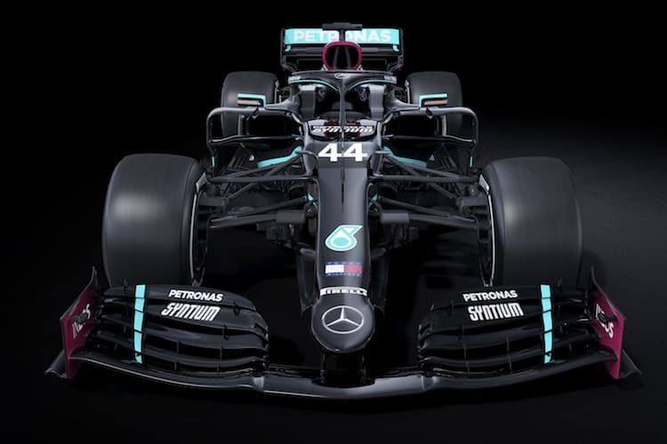 Nicht nur die Mercedes-Lackierung ist neu – unter der Haube brummt eine neue Motor-Ausbaustufe  