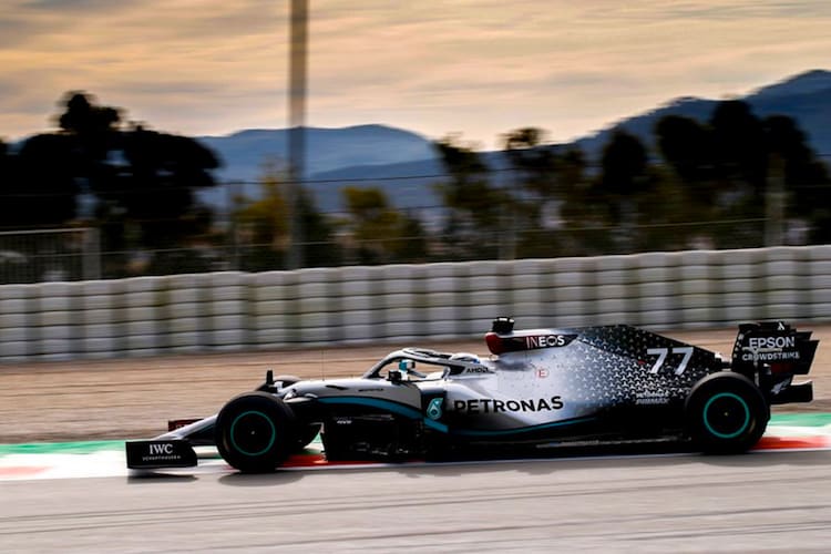 Valtteri Bottas nimmt Platz im Silberpfeil