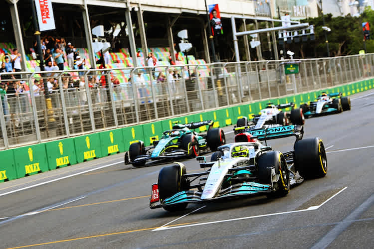 Kurz nach dem Start zum Ungarn-GP, vorne Valtteri Bottas und Sergio Pérez