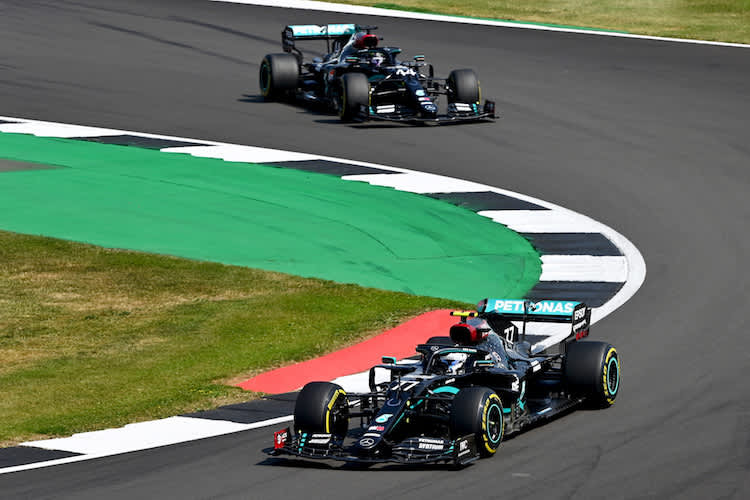 Valtteri Bottas und Lewis Hamilton mit ihren Mercedes