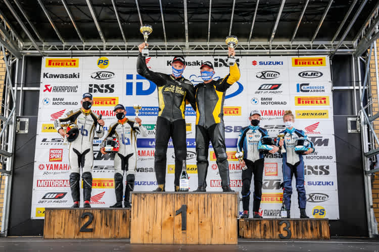 Das Sidecar-Podest auf dem Lausitzring mit den Siegern Schlosser/Fries (Mitte)