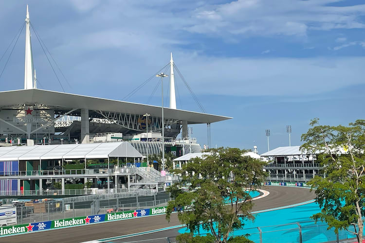 Das Hard Rock-Stadion dominiert das Bild