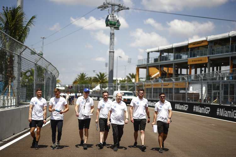 Die Haas-Mannschaft mit Mick Schumacher bei der Pistenbesichtigung in Miami