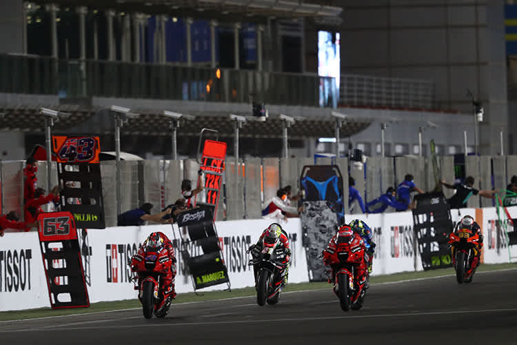 Wilde Fights: Jack Miller (43) vor Aleix Espargaró (41), Bagnaia, Mir und Binder (33)