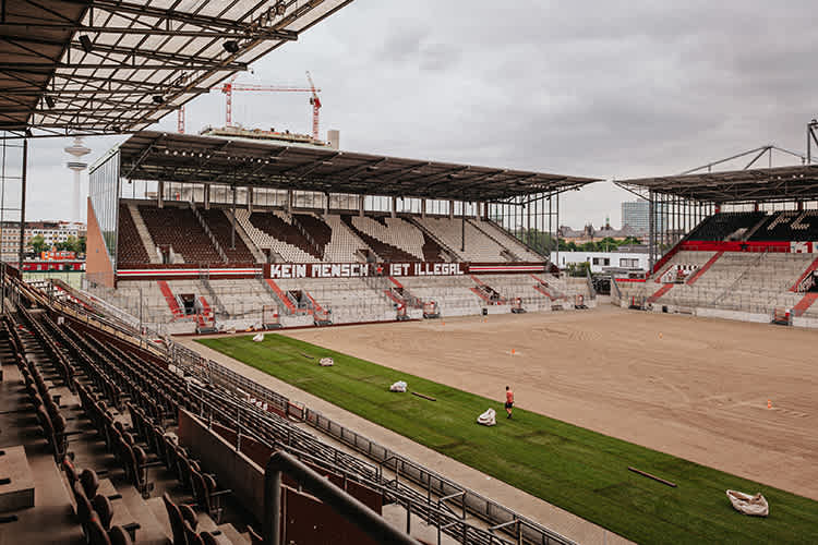 Für den Bau der Speedwaybahn wird der Rasen abgetragen
