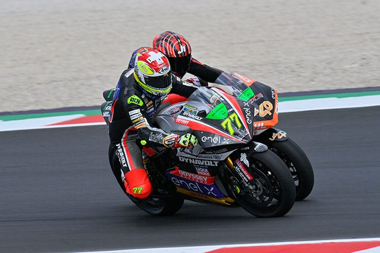 Kurve 14 in Misano: Aegerter (77) zwängt sich am führenden Torres vorbei