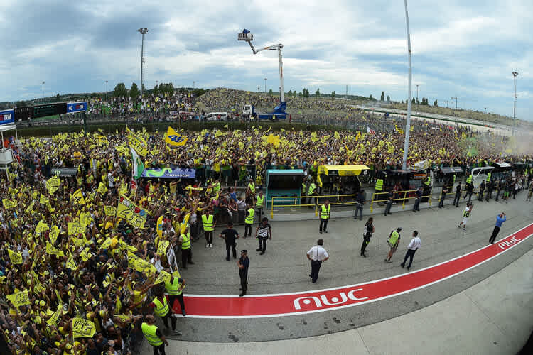 Ein Bild wie aus der Zeit gefallen: Tausende Rossi-Fans in Misano...