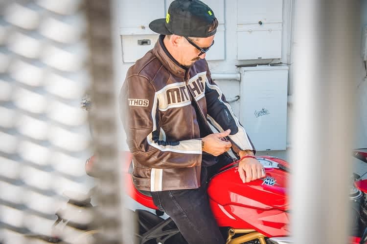 Mithos Sport: Der Schweizer Hersteller von Motorrad-Rennsportausrüstung expandiert in den Markt der Motorrad-Livestyle-Bekleidung 