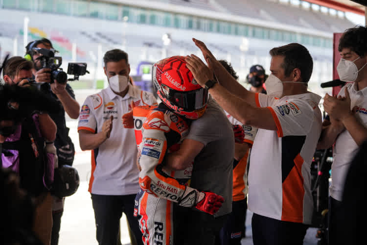 Marc Márquez nach dem Comeback-Rennen: Umarmung von Papa Juliá, Applaus von der Honda-Crew