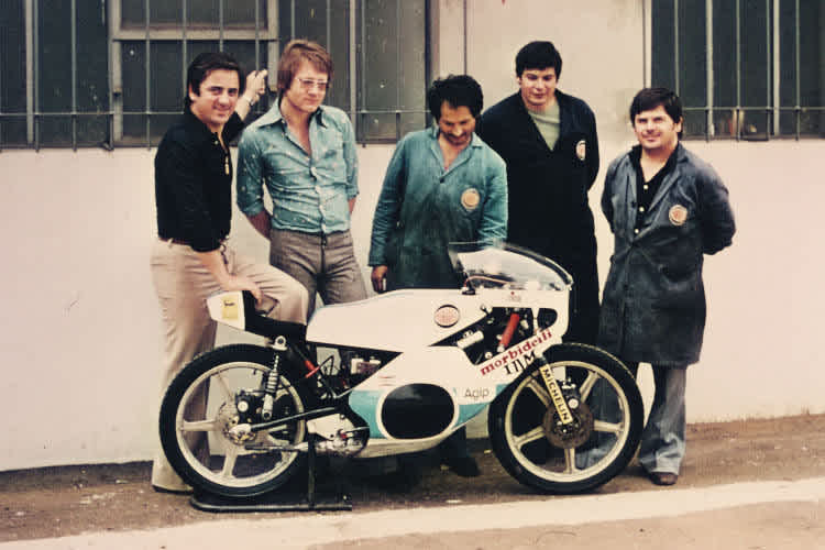 Morbidelli 125: Giancarlo Morbidelli, Ing. Jörg Möller sowie die Techniker Bonaventura, Cecchini und Dionigi (v.l.)
